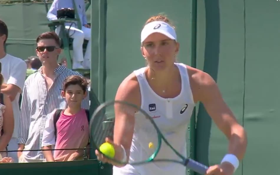 Bia Haddad na primeira fase em Wimbledon (reprodução Disney+)