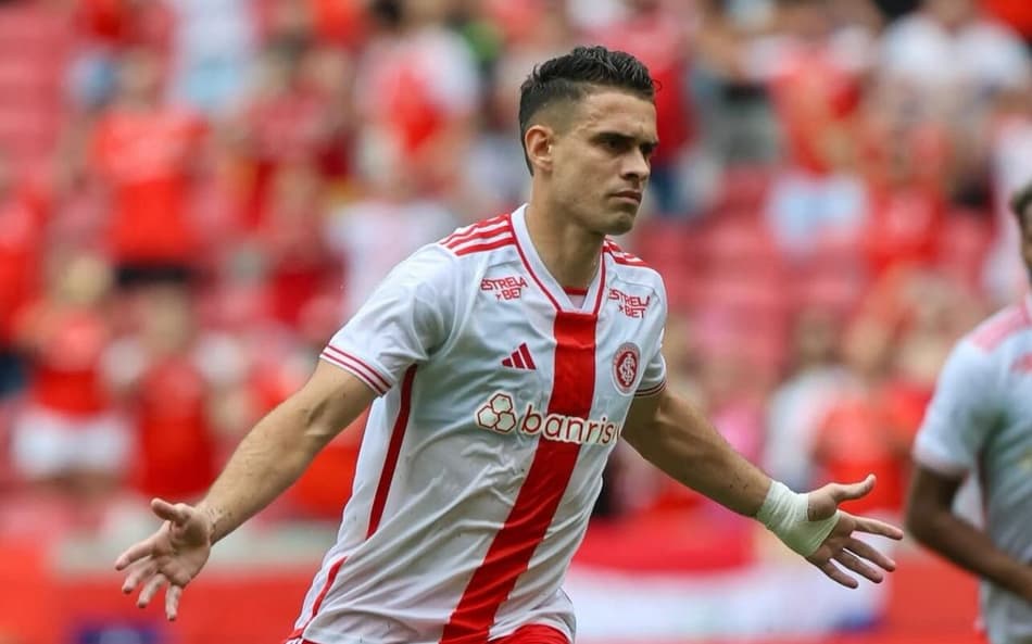 Rafael Borré com a camisa do Inter