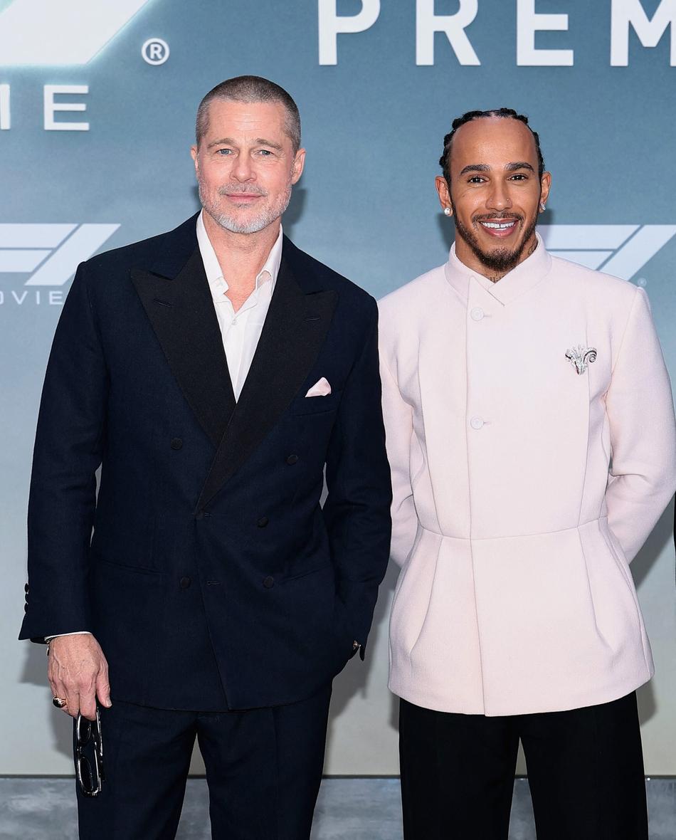 Brad Pitt e Lewis Hamilton na estreia do filme 'F1' na Times Square, em Nova York (foto: Dimitrios Kambouris / GETTY IMAGES NORTH AMERICA / Getty Images via AFP)