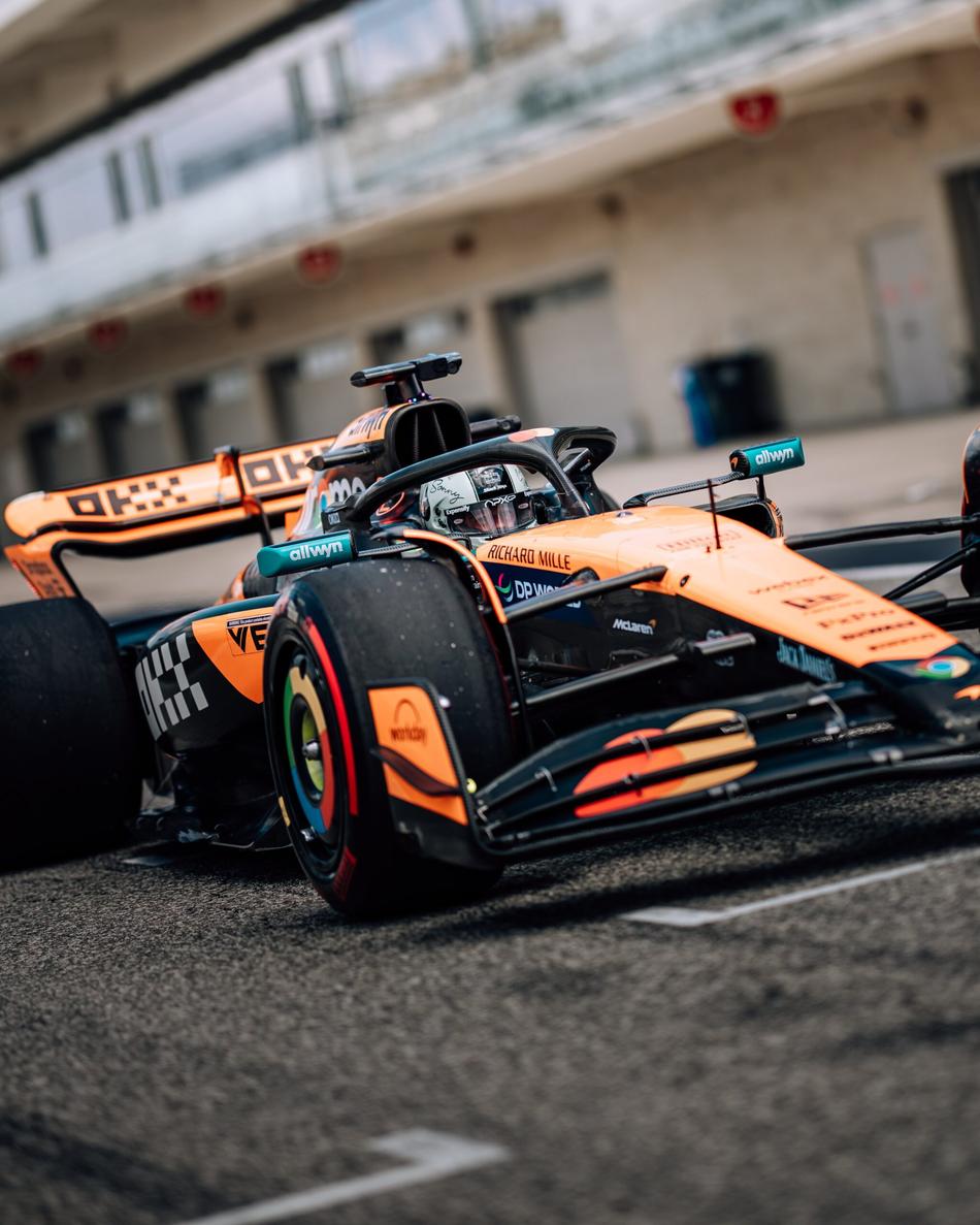 Ator Brad Pitt pilota carro de F1 da McLaren (foto: McLaren)