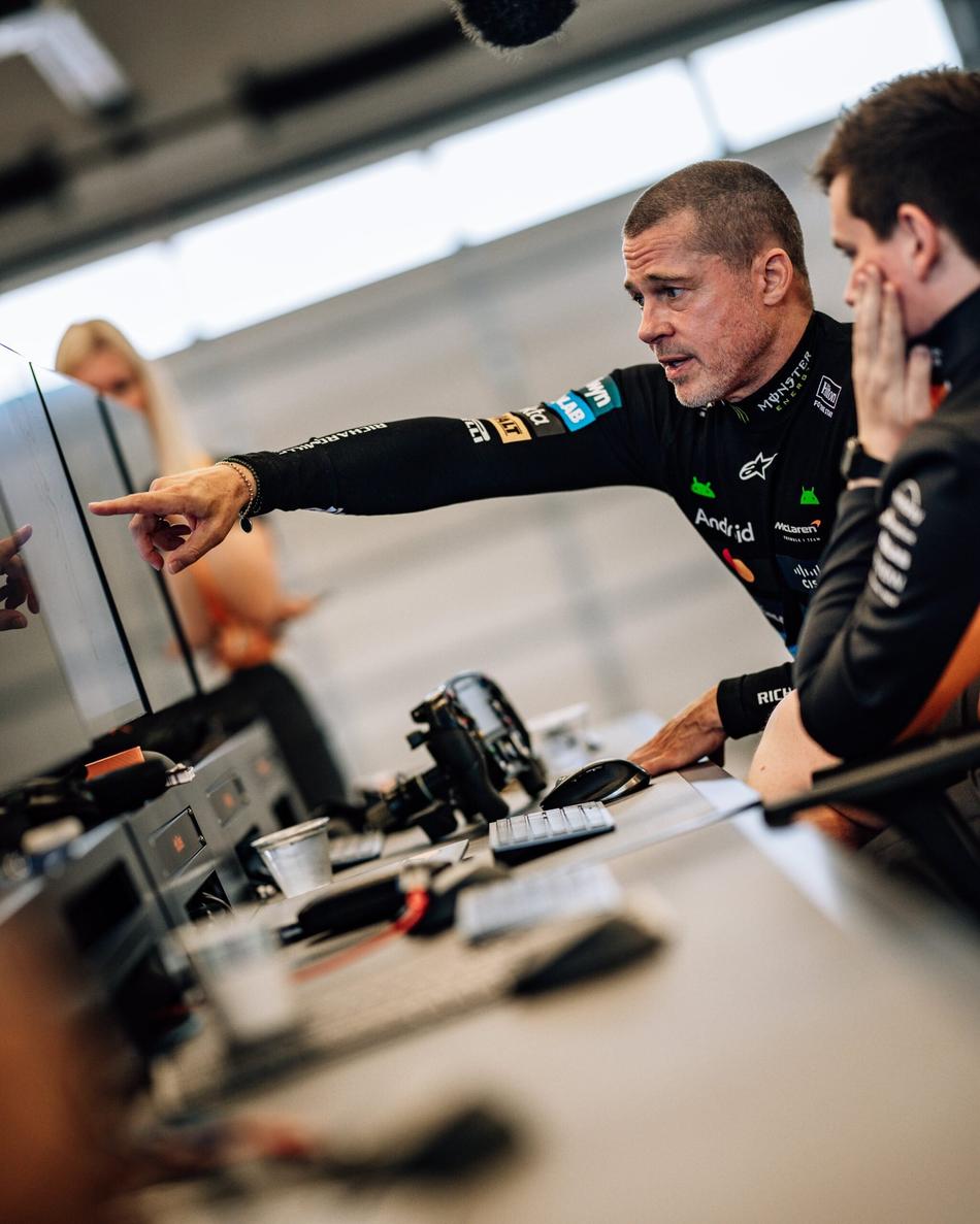 Ator Brad Pitt pilota carro de F1 da McLaren (foto: McLaren)