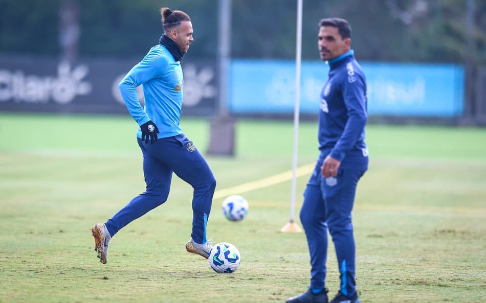 Braithwaite com a bola em treinamento do Grêmio. (Foto: Lucas Uebel/Grêmio FBPA)