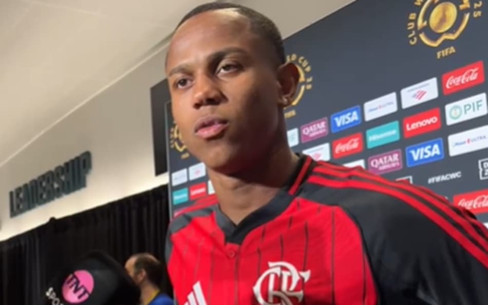 Wallace Yan em entrevista na zona mista após o jogo (Foto: Lucas Bayer / Lance!)