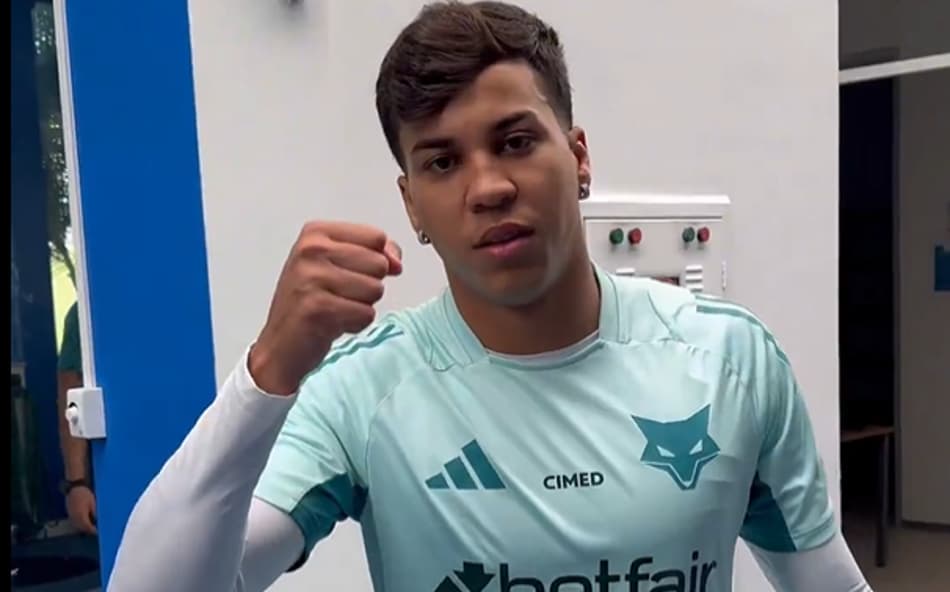 Atacante Kaio Jorge, do Cruzeiro, na Toca da Raposa (Foto: Reprodução X Cruzeiro)