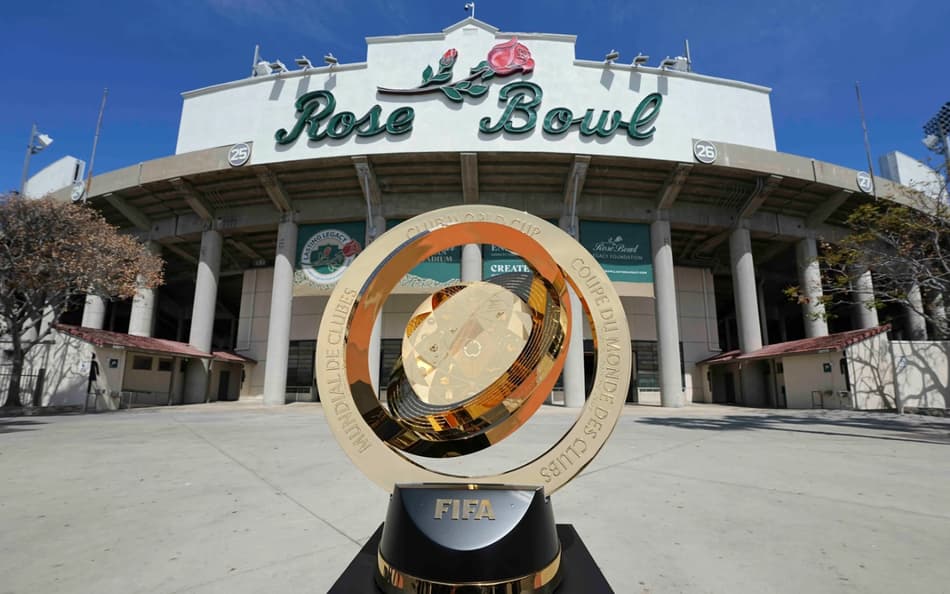 Troféu do Mundial de Clubes da Fifa é exposto no Rose Bowl Stadium (Foto: Reprodução)