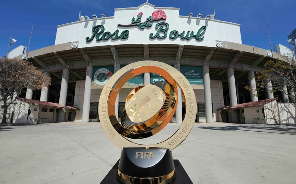 Troféu do Mundial de Clubes da Fifa é exposto no Rose Bowl Stadium (Foto: Reprodução)