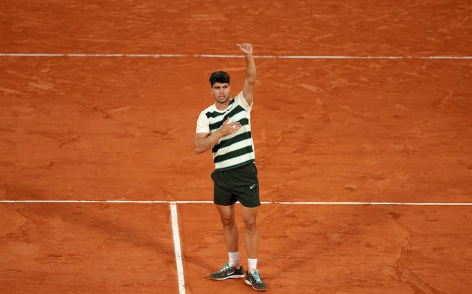 Carlos Alcaraz comemora vitória sobre Tommy Paul em Roland Garros (foto: Dimitar DILKOFF / AFP)