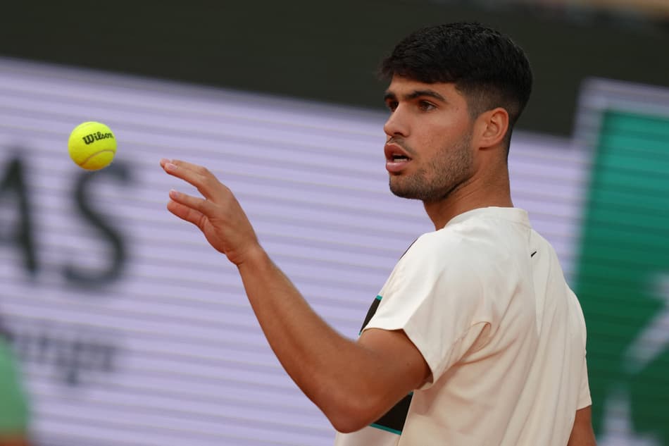 Carlos Alcaraz saca contra Tommy Paul em RolandxGarros (foto: Dimitar DILKOFF / AFP)