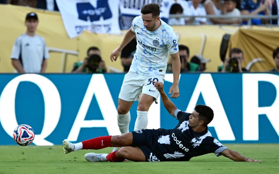 Carlos Augusto na partida entre Monterrey e Inter de Milão, pelo Mundial de Clubes (Foto: Yuri Cortez/AFP)
