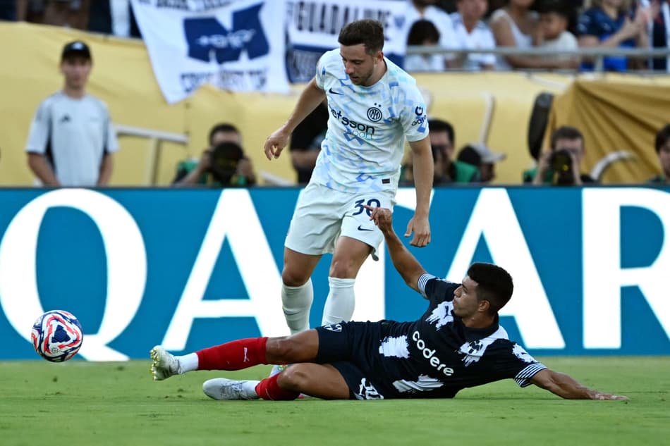 Carlos Augusto na partida entre Monterrey e Inter de Milão, pelo Mundial de Clubes (Foto: Yuri Cortez/AFP)