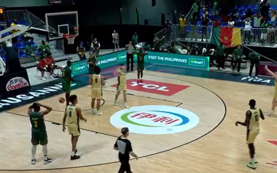 Cesta contra em Camarões x Australia (reprodução Fiba)