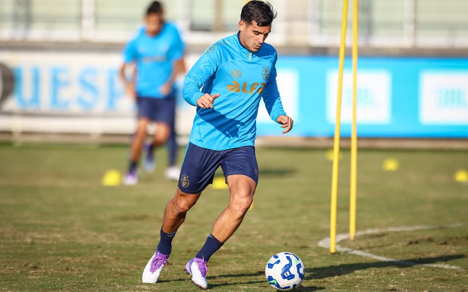 Cristaldo com a bola no treinamento do Grêmio nesta quarta-feira (4). (Foto: Lucas Uebel/Grêmio FBPA)