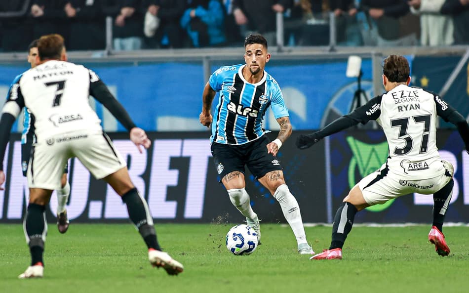 Cristian Olivera com a bola no empate do Grêmio com o Corinthians. (Foto: Maxi Franzoi/AGIF)