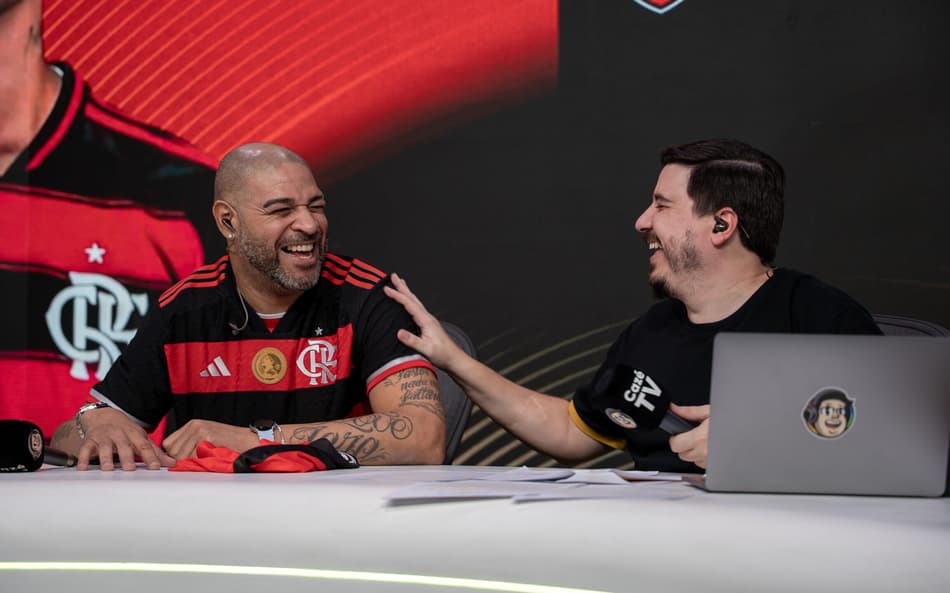 Adriano Imperador na transmissão da Cazé TV de Flamengo x Bayern (Foto: Divulgação Cazé TV)