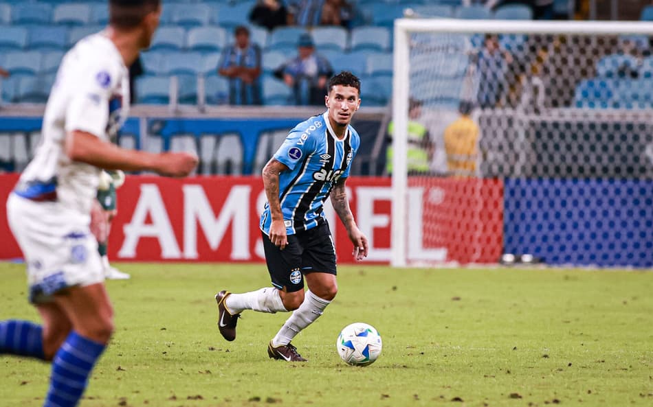 Dodi com a bola em jogo do Grêmio pela Copa Sul-Americana. (Foto: Maxi Franzoi/AGIF)