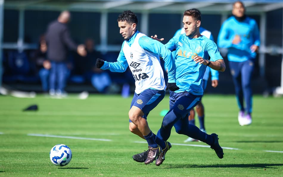 Dodi e Camilo disputam bola em treinamento do Grêmio. (Foto: Lucas Uebel/Grêmio FBPA)