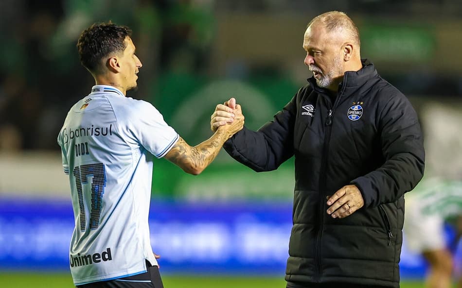 Dodi cumprimenta o técnico Mano Menezes após a vitória do Grêmio sobre o Juventude. (Foto: Lucas Uebel/Grêmio FBPA)