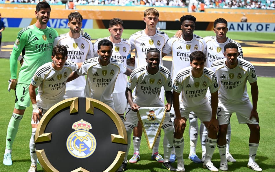 Elenco do Real Madrid alinhado para a estreia no Mundial de Clubes contra o Al-Hilal