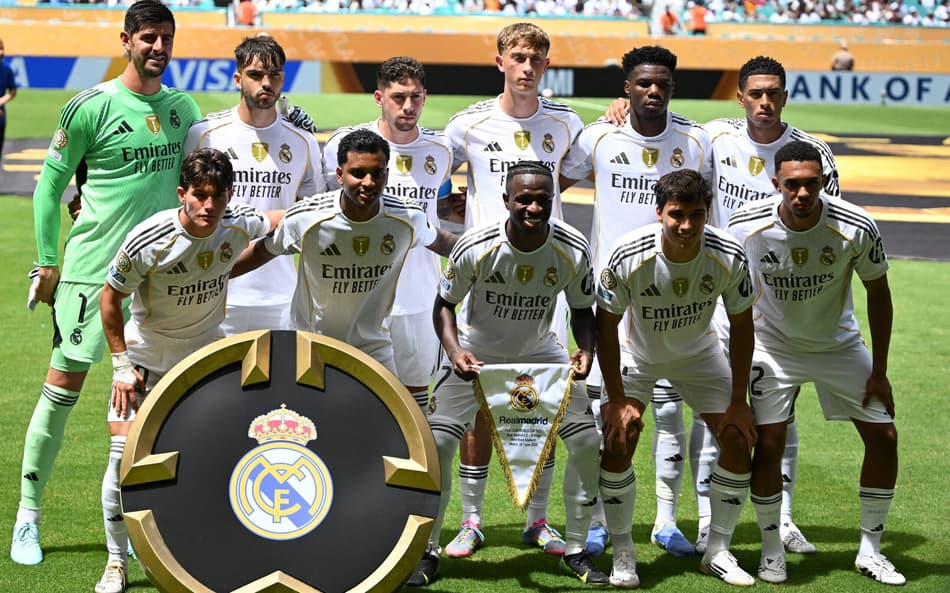 Elenco do Real Madrid alinhado para a estreia no Mundial de Clubes contra o Al-Hilal