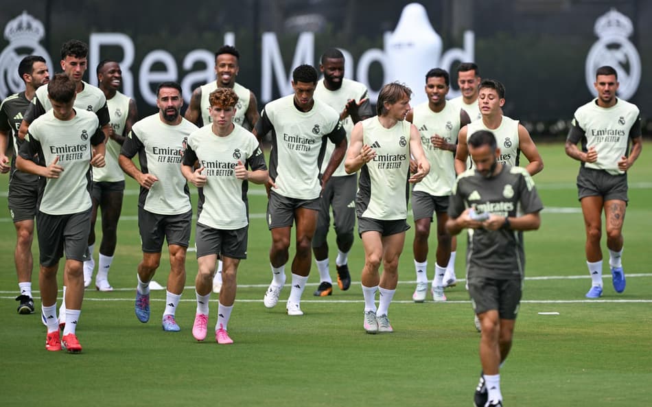 Elenco do Real Madrid durante treino visando a estreia no Mundial de Clubes
