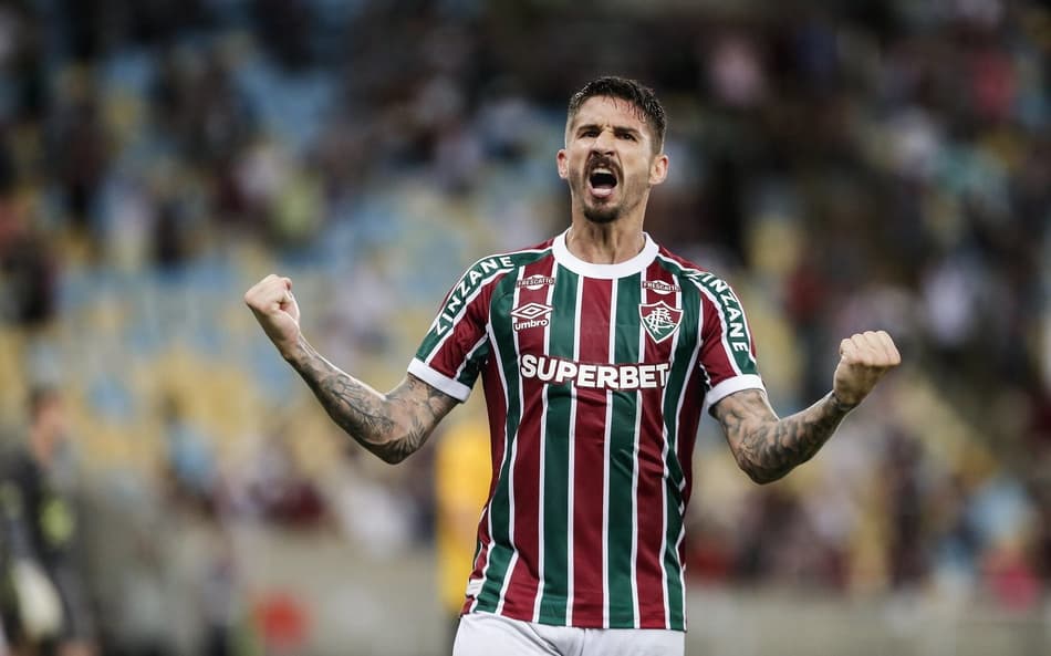 Everaldo comemora seu gol do Fluminense sobre o Sport