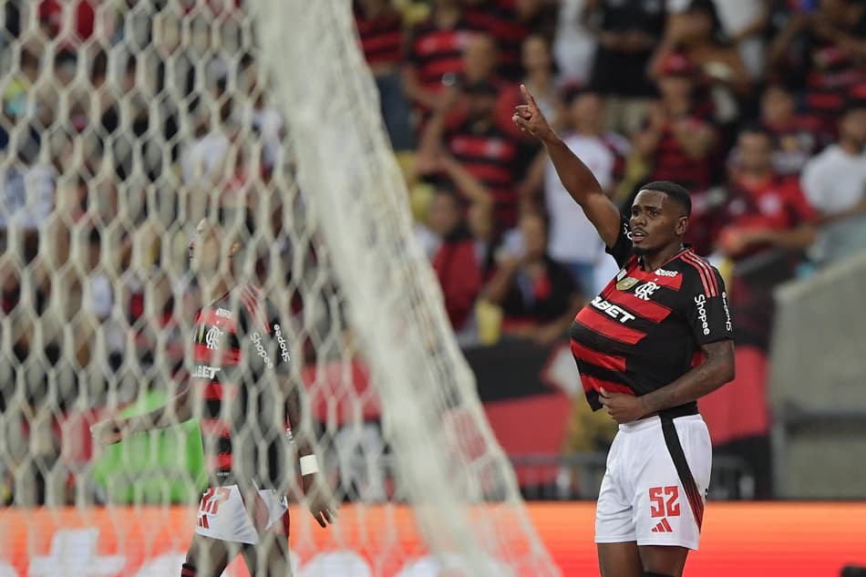 Evertton Araújo, jogador do Flamengo, comemora seu gol contra o Fortaleza no Maracanã