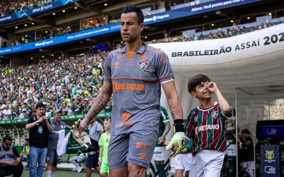 Fábio entrando em campo pelo Fluminense no Allianz Parque em dezembro de 2023
