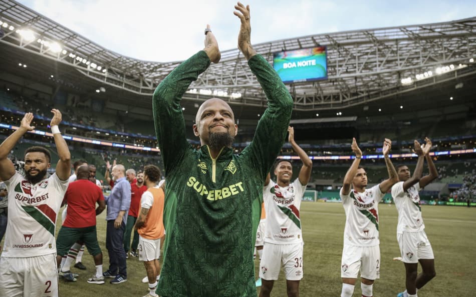 Felipe Melo comemora permanência do Fluminense na Série A após vitória sobre o Palmeiras