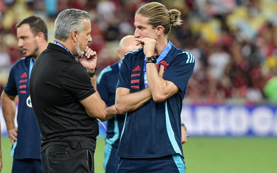 Filipe Luís conversa com José Boto após título do Flamengo na Taça Guanabara