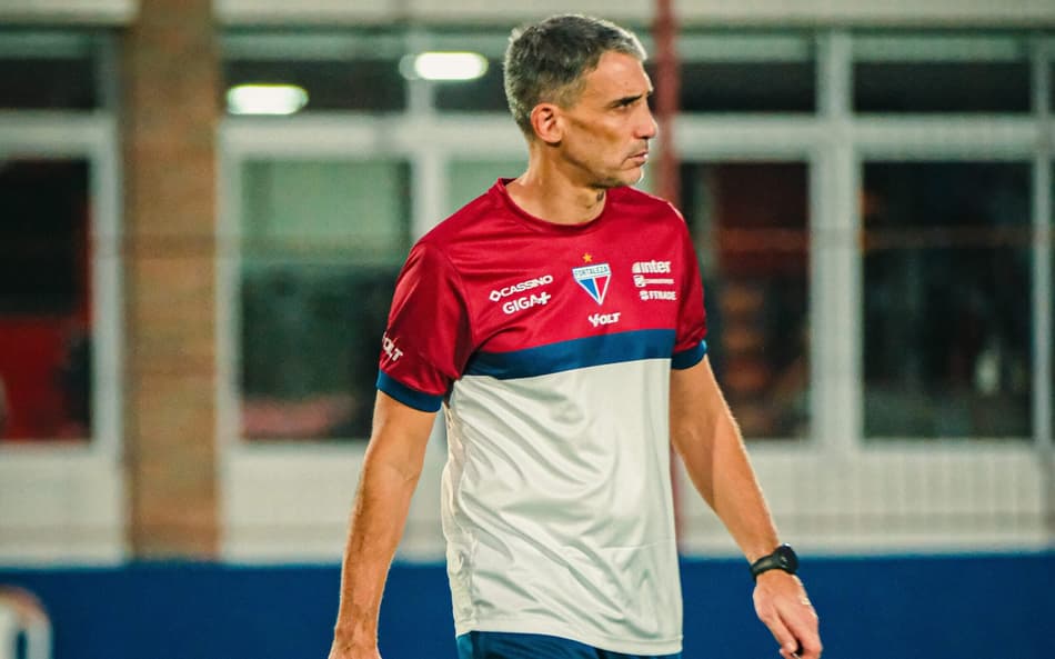 Vojvoda, técnico do Fortaleza, durante treino (Foto: Mateus Lotif/Fortaleza EC)