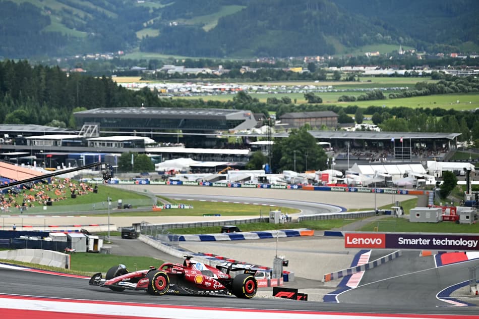 Charles Leclerc, da Ferrari, durante treino em Spielberg, Áustria (foto: Joe Klamar / AFP)