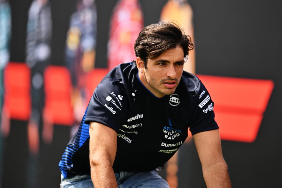 O espanhol Carlos Sainz, da Williams, chega de bicicleta (foto: Minas Panagiotakis / GETTY IMAGES NORTH AMERICA / Getty Images via AFP)
