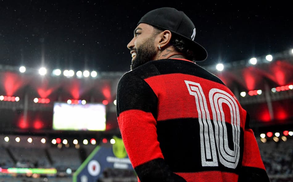 Gabigol, barrado do jogo contra o Atlético-MG, aparece na beira do gramado do Maracanã com a camisa 10 do Flamengo