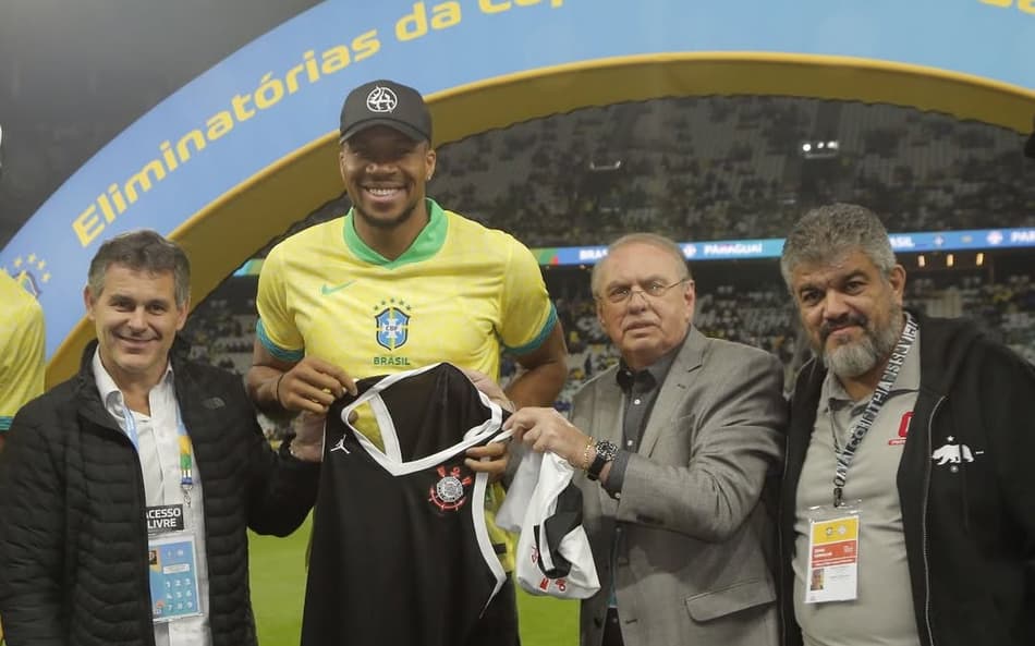 Giannis Antetokounmpo recebe camisa do Corinthians (Foto: José Manoel Idalgo / Corinthians)