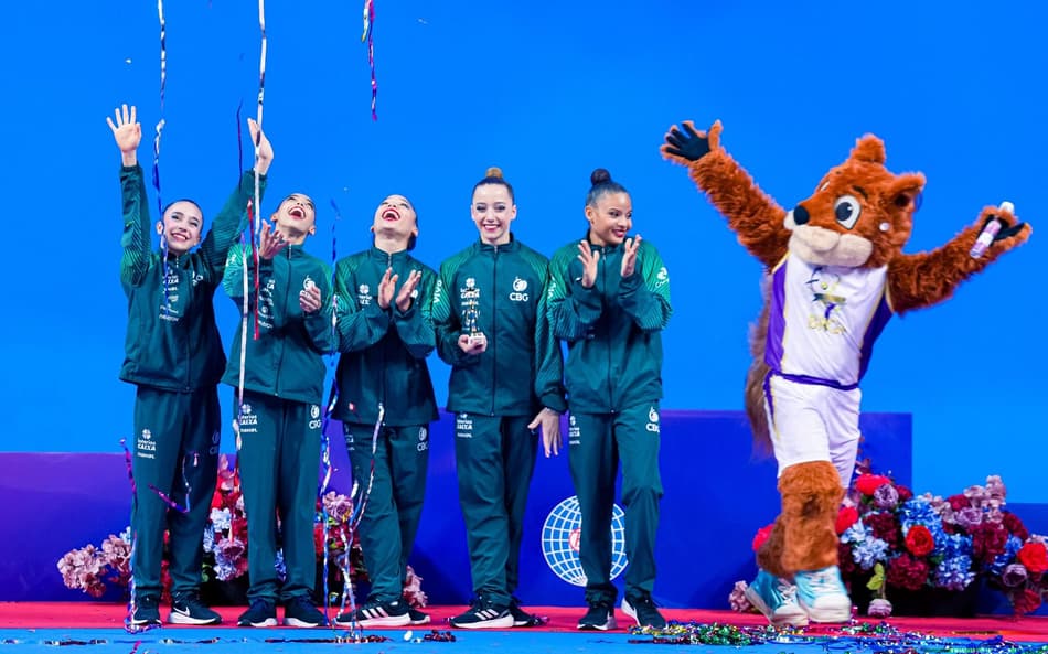 Brasileiras no pódio com a medalha do prata no Mundial Júnior de Ginástica Rítmica (foto: Simone Ferraro/CBG)
