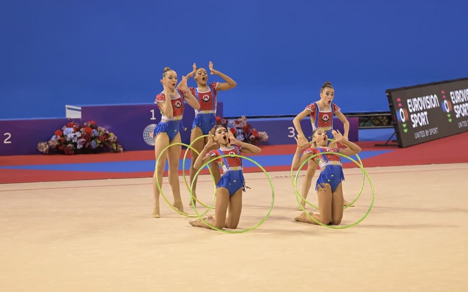 Equipe brasileira júnior na prova dos cinco arcos (foto: FIG)