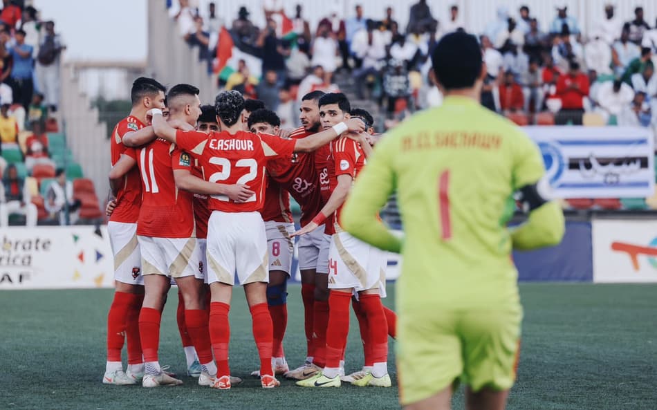 Jogadores do Al Ahly comemoram vitória na Champions da África (Foto: Reprodução/X)