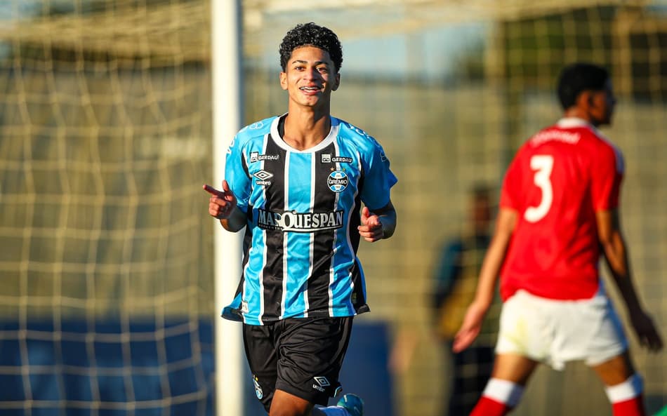 Adrielson comemora o gol da virada do Grêmio no Gre-Nal pelo Brasileirão Sub-20. (Foto: Angelo Pieretti/Grêmio FBPA)