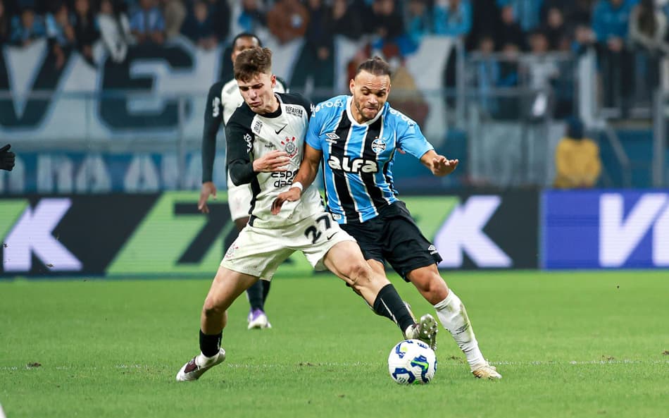 Autores dos gols do jogo, Breno Bidon e Braithwaite disputam bola no empate entre Grêmio e Corinthians. (Foto: Maxi Franzoi/AGIF)