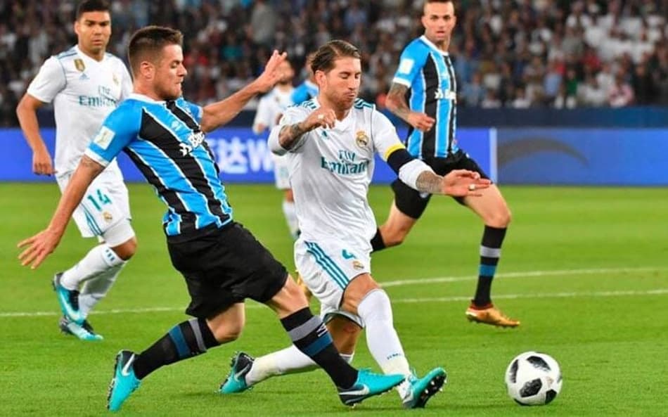 Ramiro disputa bola com Sérgio Ramos no Mundial de Clubes (Foto: Giuseppe CACACE/AFP)