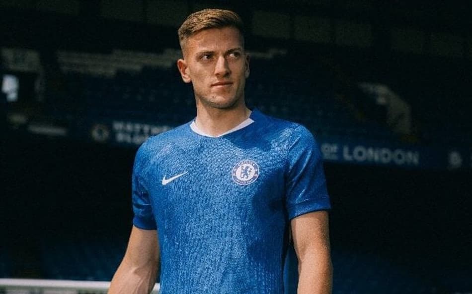 Liam Delap, novo atacante, veste a camisa do Chelsea