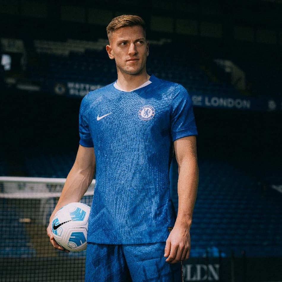 Liam Delap, novo atacante, veste a camisa do Chelsea