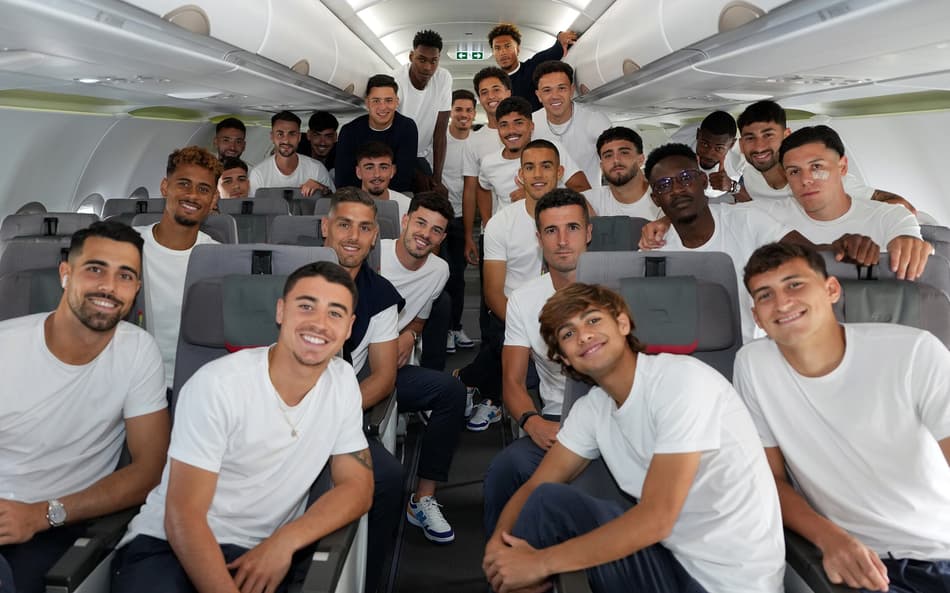 Jogadores do Porto no avião na viagem para o Mundial de Clubes nos Estados Unidos