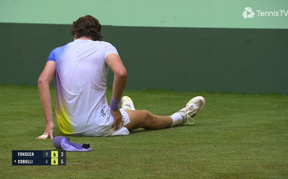 João Fonseca escorregou na grama no tiebreak do segundo set (Reprodução)