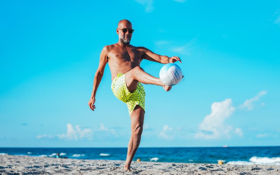 Pep Guardiola joga altinha em praia dos Estados Unidos