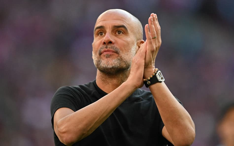 Guardiola aplaude jogo entre Manchester City e Crystal Palace, na final da FA Cup