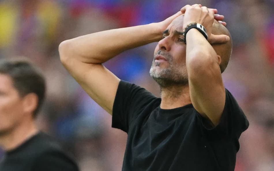 Guardiola coloca as mãos na cabeça durante derrota do Manchester City para o Crystal Palace