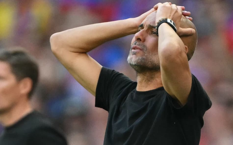 Guardiola coloca as mãos na cabeça durante derrota do Manchester City para o Crystal Palace
