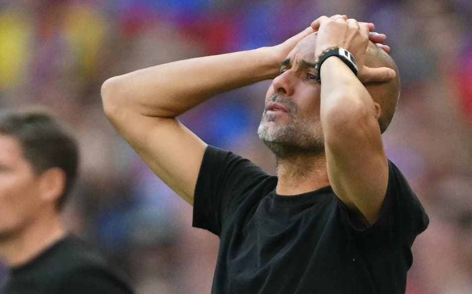 Guardiola coloca as mãos na cabeça durante derrota do Manchester City para o Crystal Palace