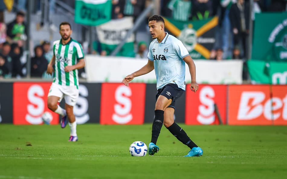 Gustavo Martins com a bola no jogo entre Grêmio e Juventude. (Foto: Lucas Uebel/Grêmio FBPA)